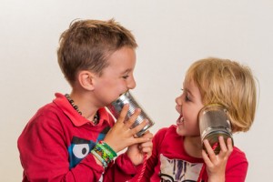 Kinder mit einem Dosentelefon